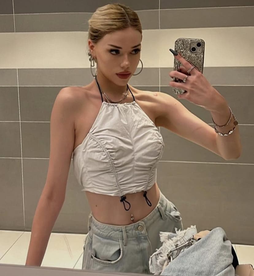 Arina — 165 cm, asian, Downtown (3/8)
