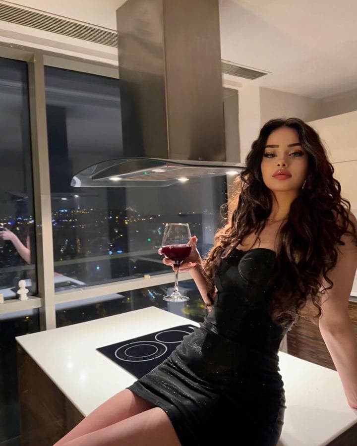 Eda — black hair, 165 cm, Dubai Marina (2/4)