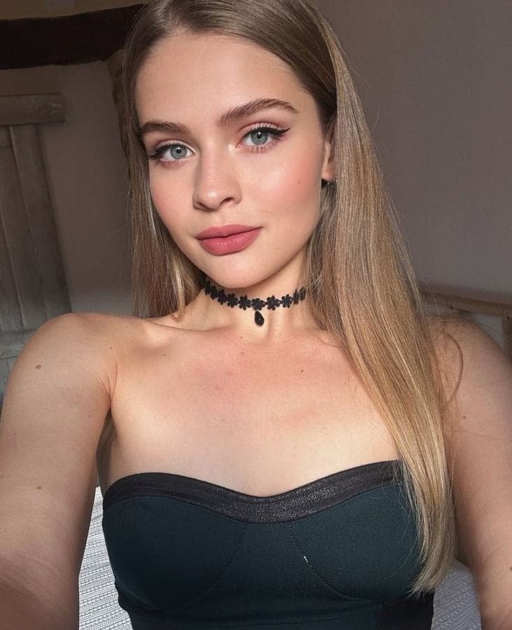 Eigh — French · Female escort