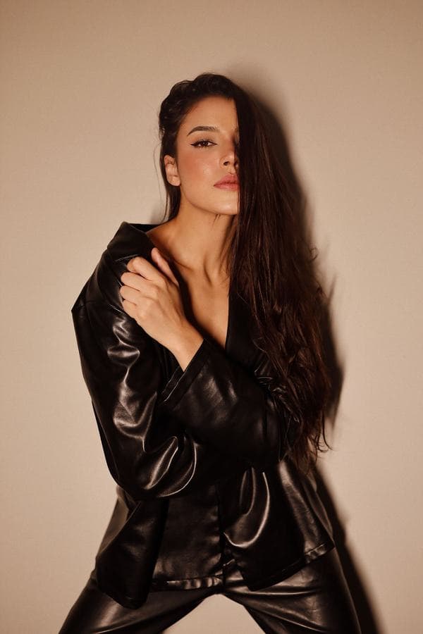 Kim, British · Female escort, JVC