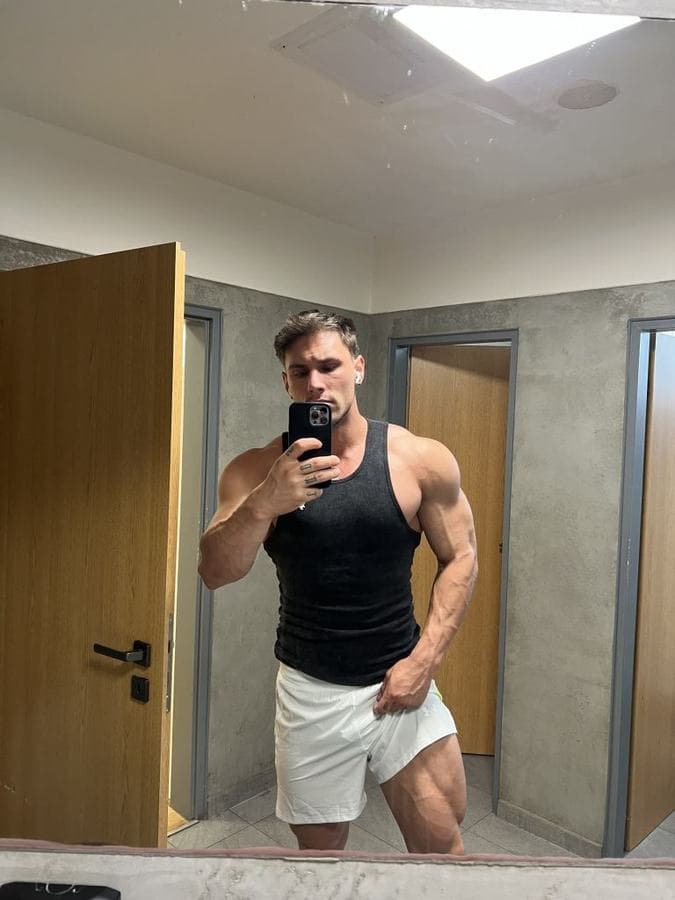 Adrian — 180 cm, slavic, Bur Dubai (3/8)