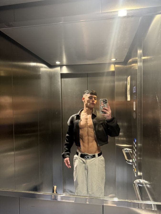 Axl — Brazilian, 22, Dubai Marina (8/8)