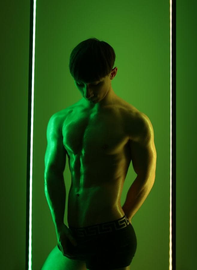Benjamin — 21, curvy, Dubai Marina (5/8)