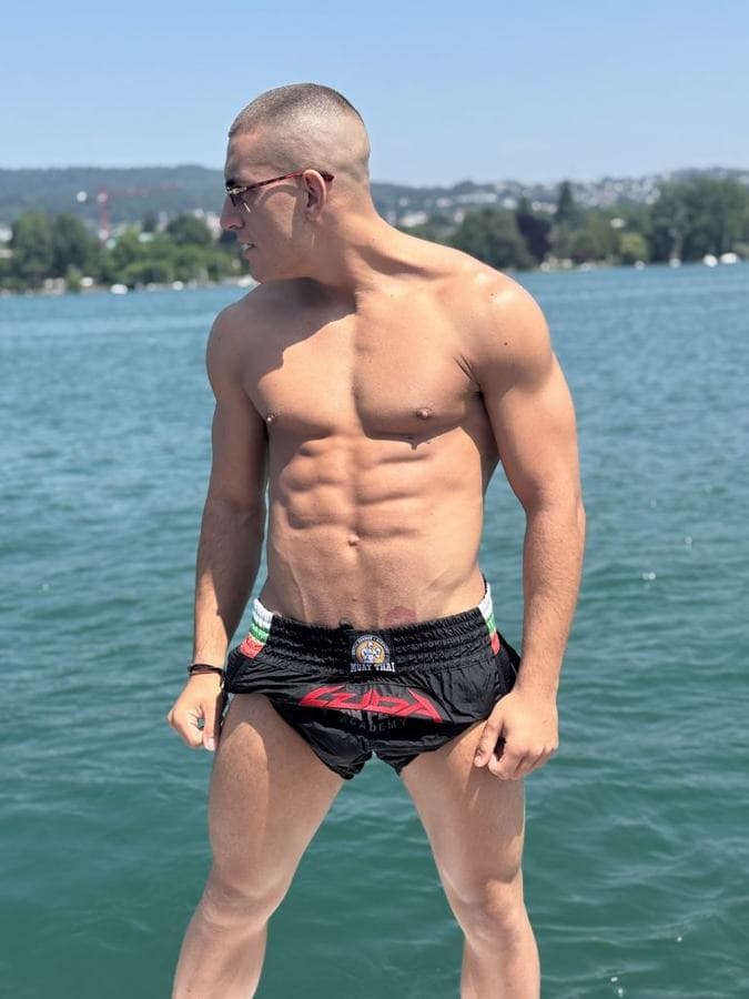 Dominic — 23, curvy, TECOM (5/8)
