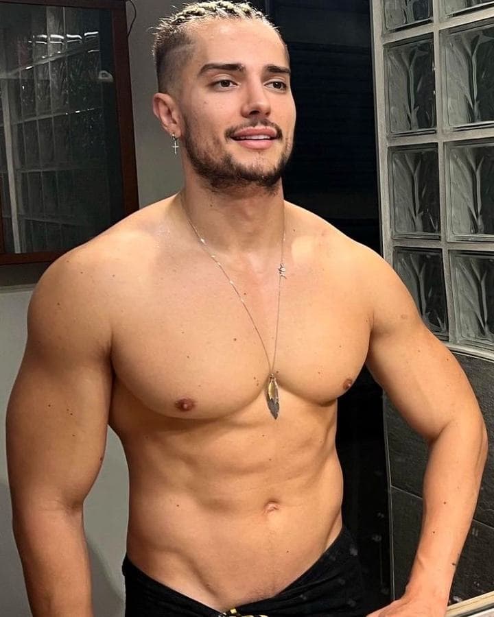 Gustavo, Russian · Male escort, Downtown