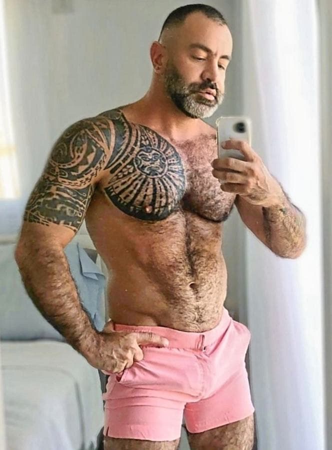 Theodoros — curvy, brown hair, Dubai Marina (2/8)