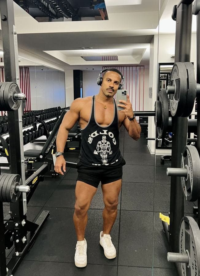 Tony — 35, curvy, Business Bay (5/8)
