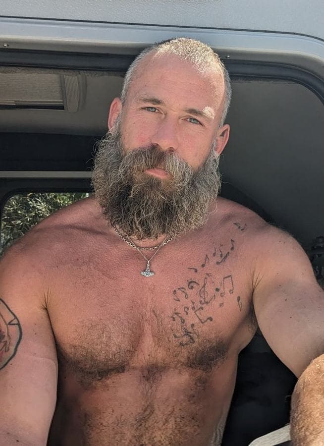 Viking — curvy, brown hair, Downtown (2/8)