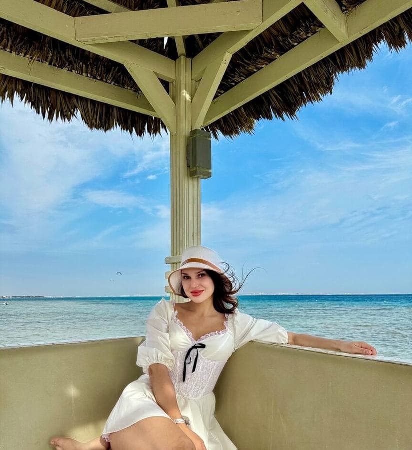 Aina — regular, brown hair, Palm Jumeirah (2/8)