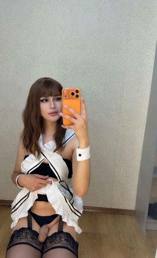 Aisha — 21, slim, Bur Dubai (5/8)