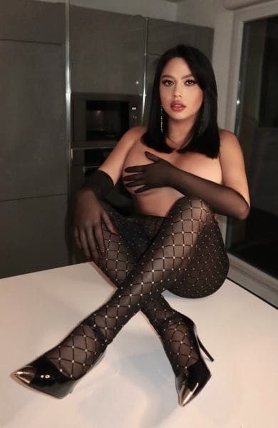 Amelia — regular, black hair, Palm Jumeirah (2/8)