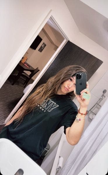 Amy — 26, curvy, JBR (5/8)