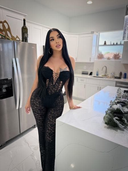 Barbara — 23, athletic, Dubai Marina (5/8)