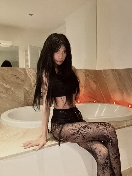 Louisa — 21, slim, Dubai Marina (5/7)