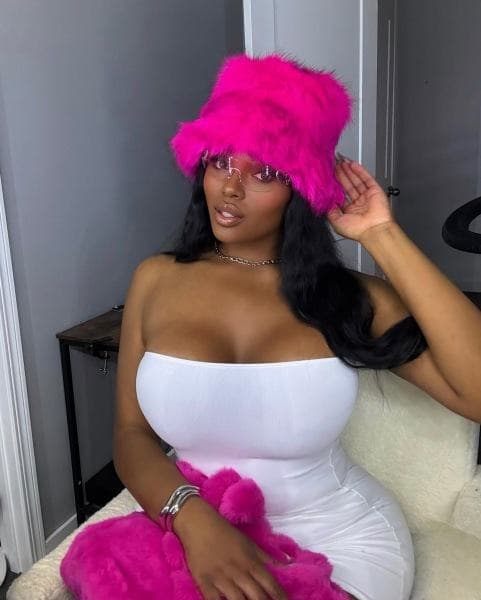 Roxie — 23, athletic, JBR (5/7)