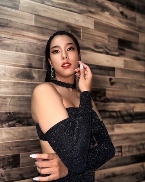 Susie — slim, black hair, Palm Jumeirah (2/8)